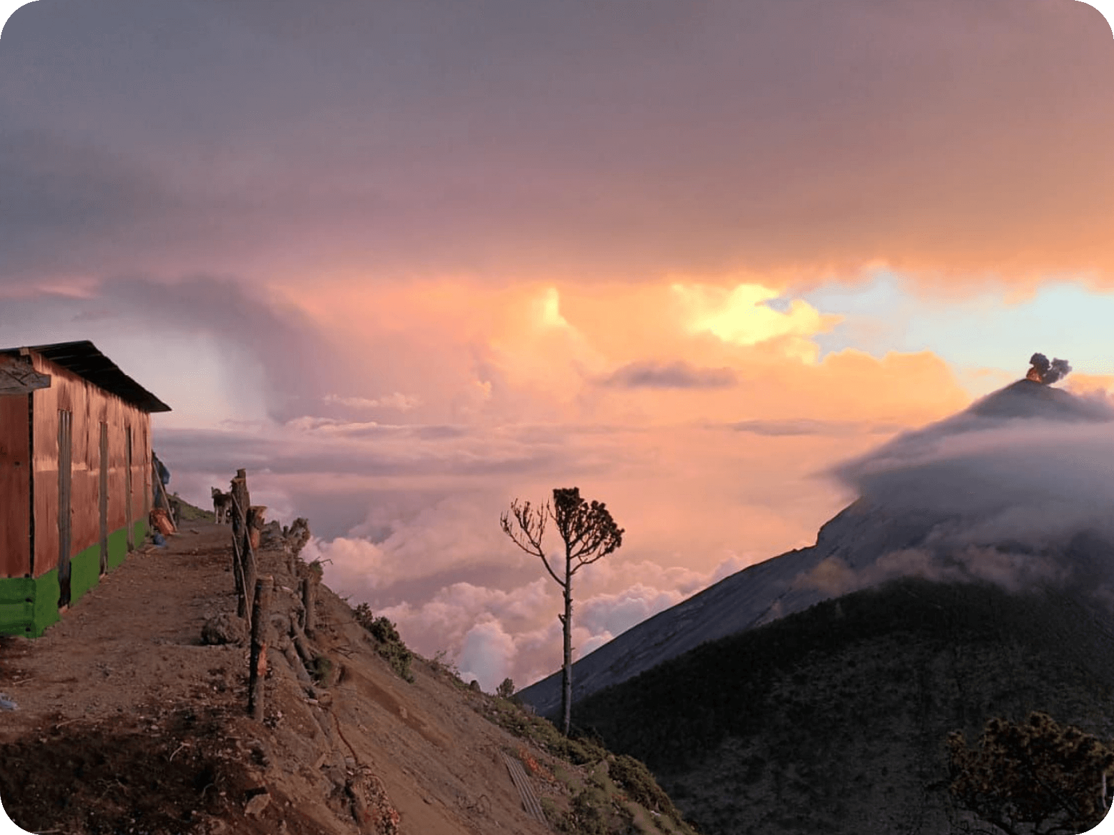 Caminata de 2 días al Volcán Acatenango con cabaña compartida desde Antigua Guatemala