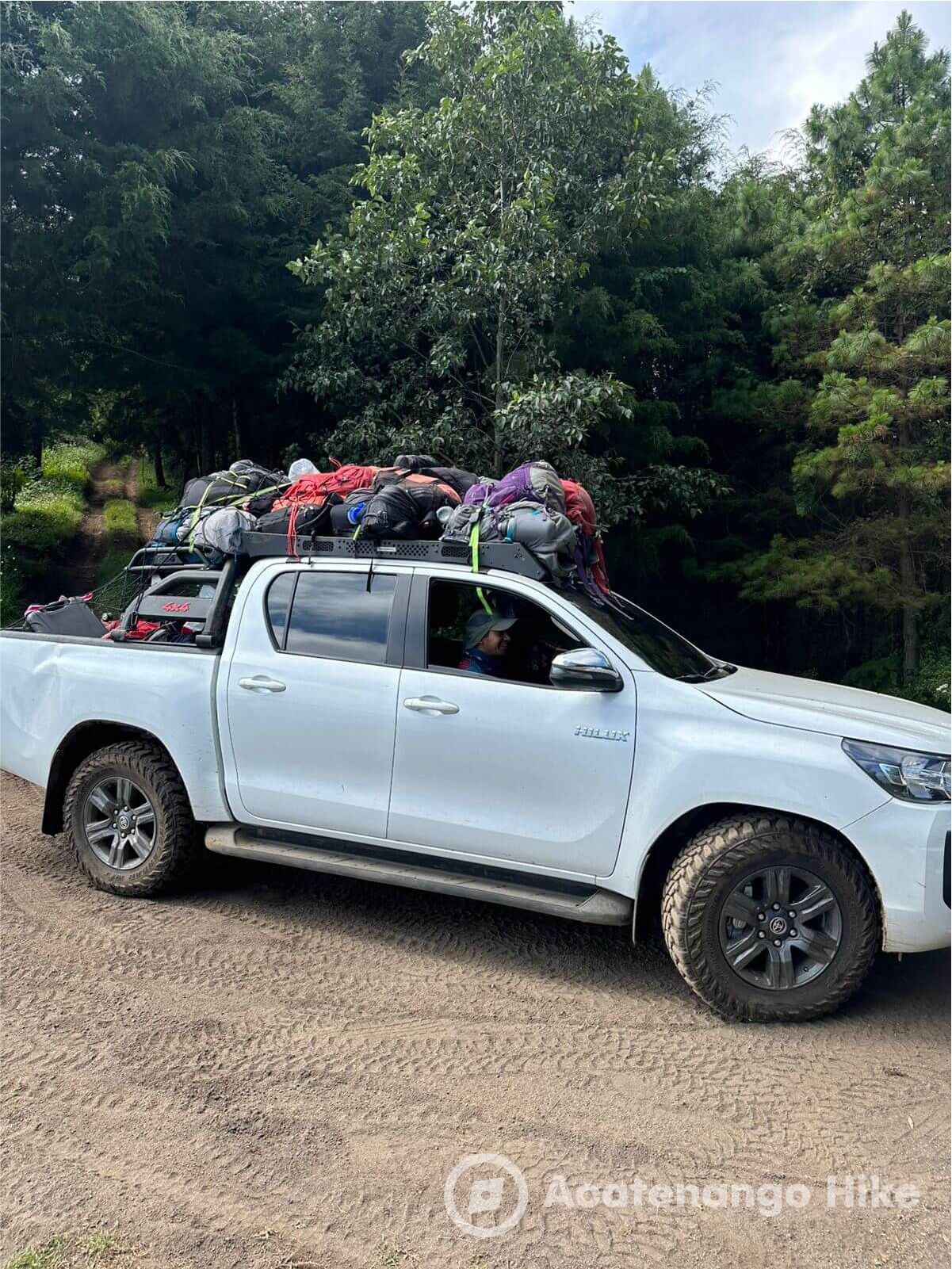 Equipamento de trilha carregado no veículo 4x4 off-road