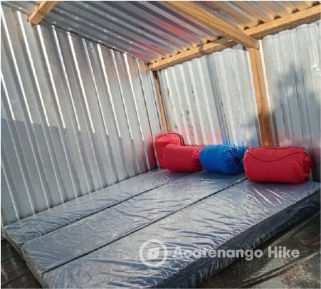 Área de dormir com camas compartilhadas no acampamento base do Acatenango