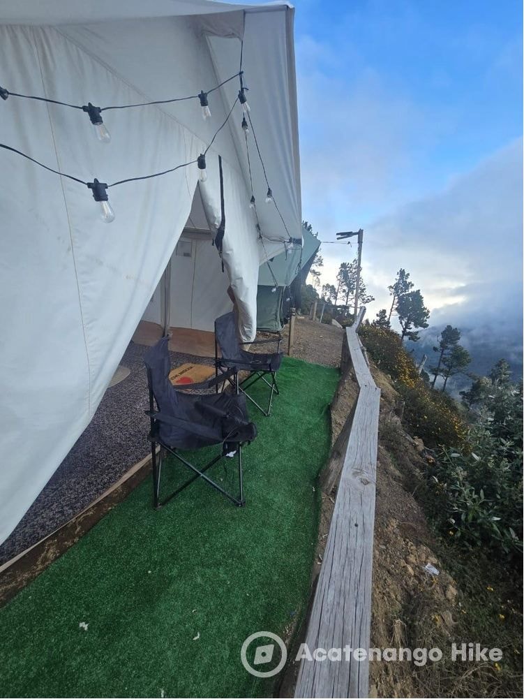 Varanda do glamping no Acatenango com cadeiras e vista para as montanhas