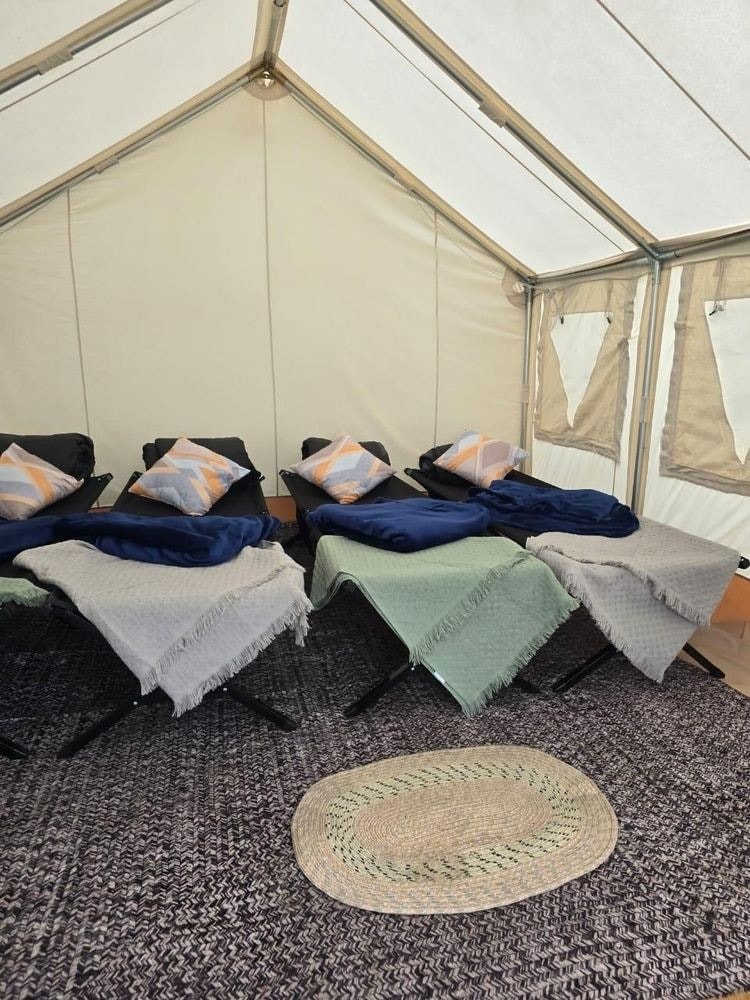 Camas confortáveis do glamping na trilha do Vulcão Acatenango