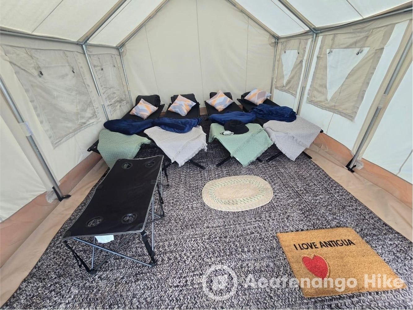 Interior da barraca de glamping no Acatenango com camas arrumadas