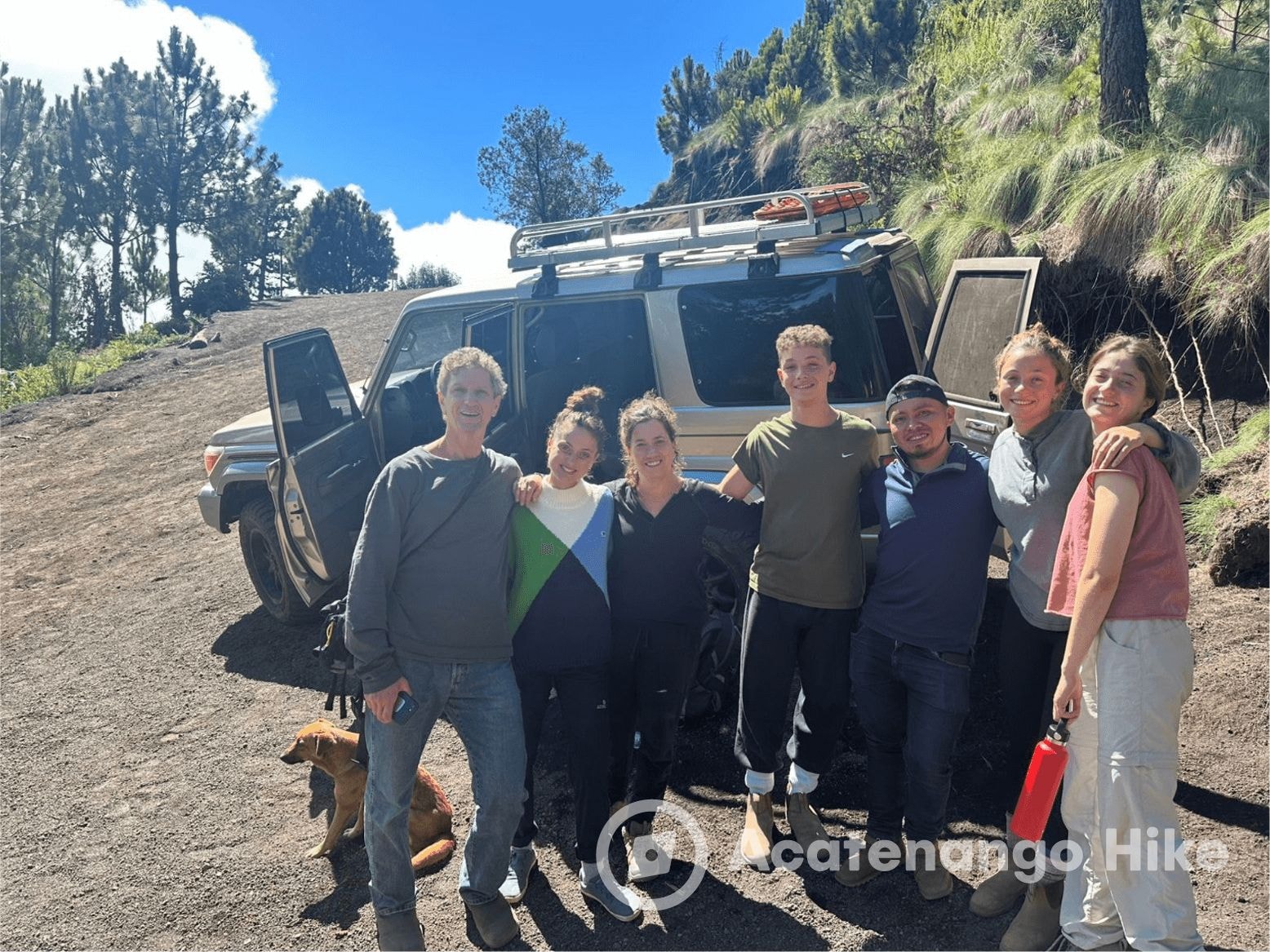 Grupo de trilheiros na aventura 4x4 off-road no Acatenango