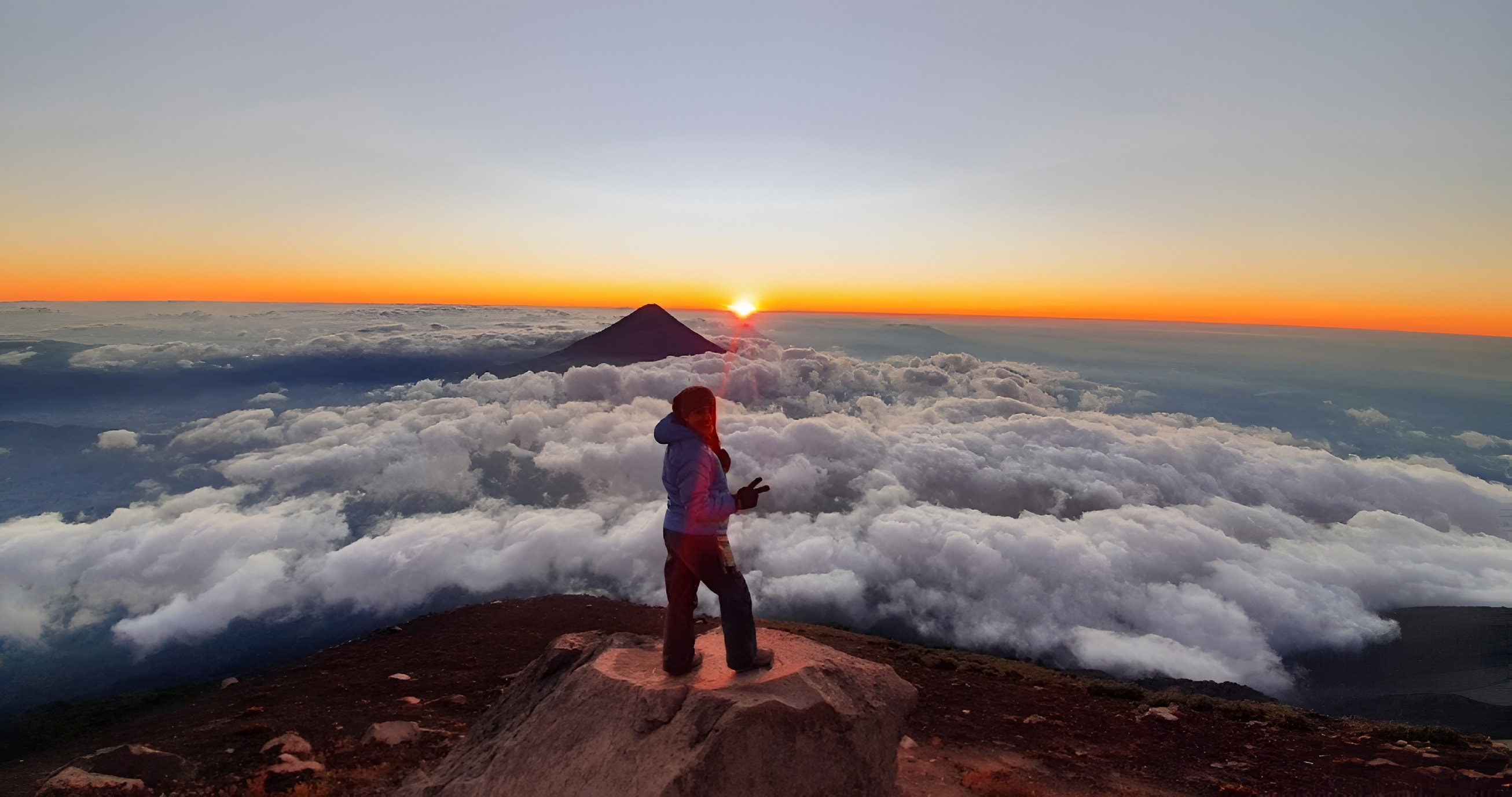 Nascer do sol acima das nuvens com vista ao Vulcão de Fuego na trilha do Acatenango