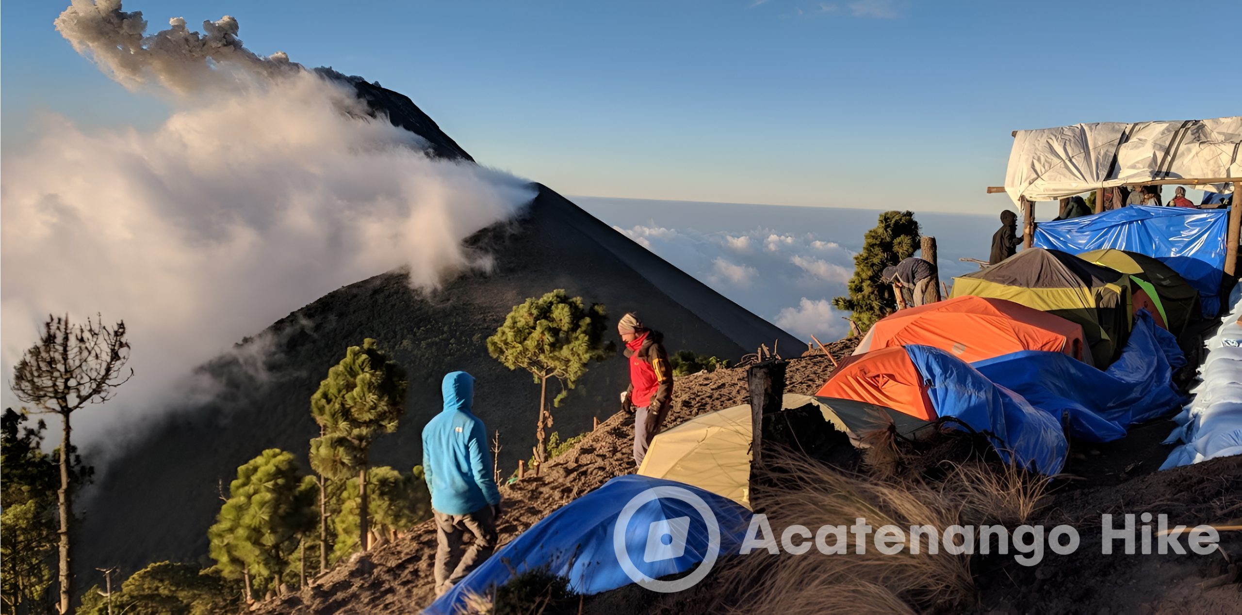 Acampamento de barracas compartilhadas na trilha do Acatenango com pernoite