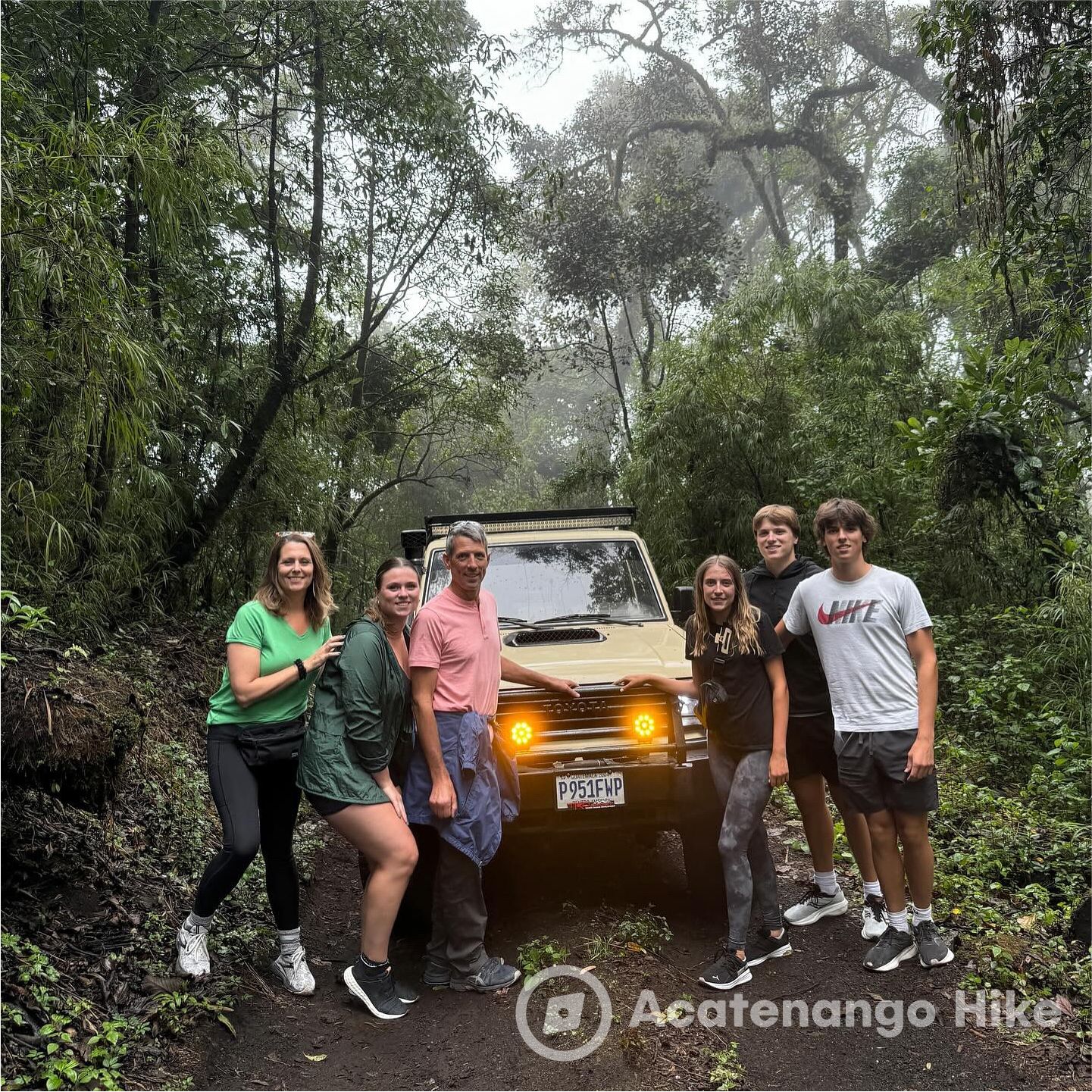 Trilheiros caminhando pela trilha de mata do Vulcão Acatenango