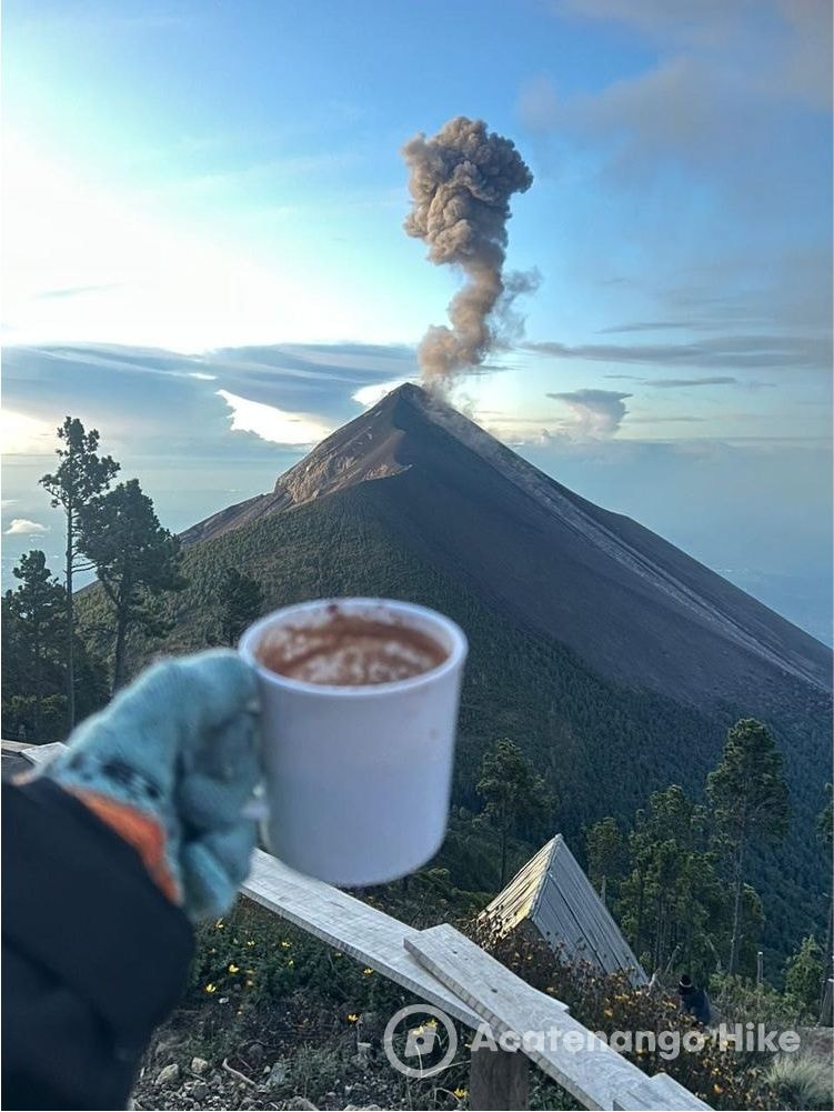 Vista da erupção do Vulcão de Fuego com café quente na trilha do Acatenango
