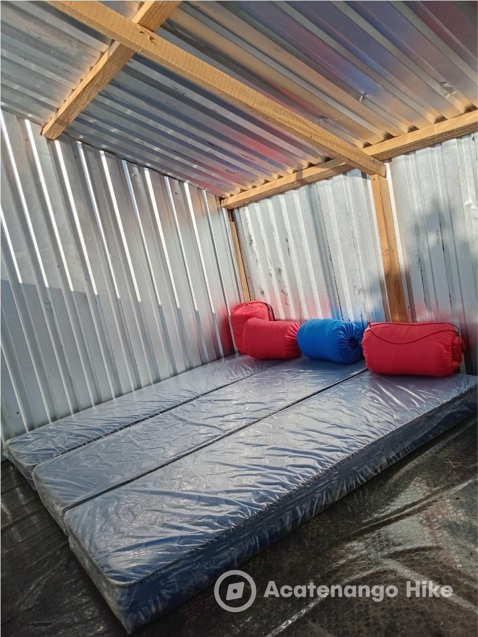 Área para dormir dentro de la cabaña compartida en el Acatenango
