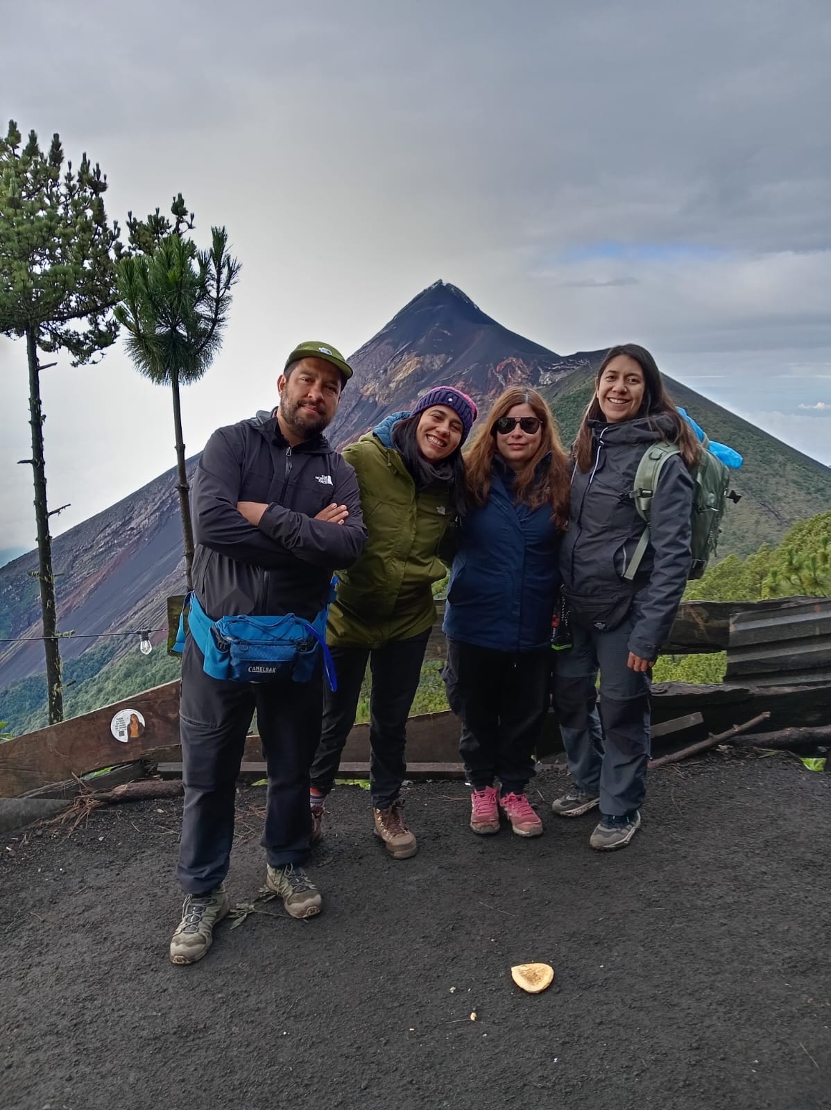 Grupo no acampamento base do Acatenango com o Vulcão de Fogo atrás