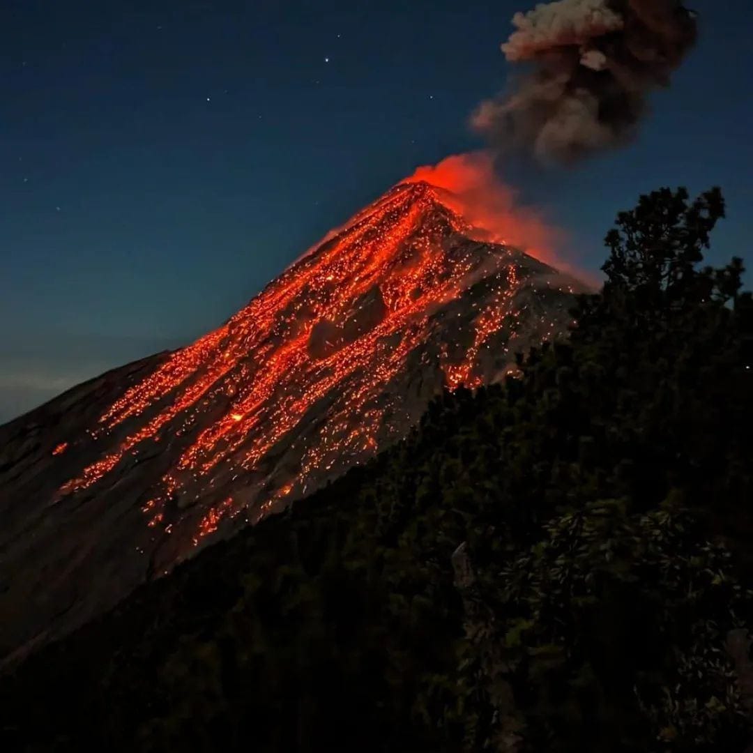 Volcán de Fuego en erupción con lava de noche, visto desde el Acatenango